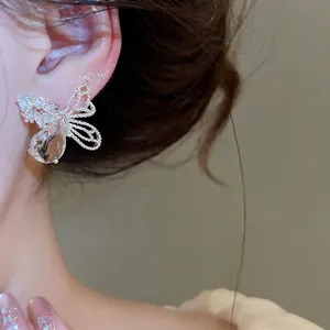 Boucles d'oreilles papillon en aiguille d'argent avec zircons en forme de goutte