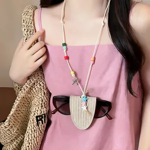Detalle de un collar de cuentas de estrellas de mar de colores como soporte para gafas.