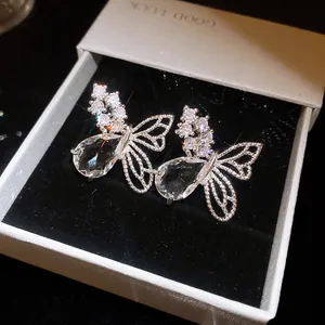 Vue détaillée de boucles d'oreilles papillon en zircon goutte d'eau dans un écrin cadeau