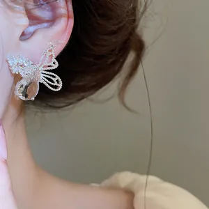 Gros plan détaillé de boucles d'oreilles papillon avec zircon en goutte d'eau sur le modèle