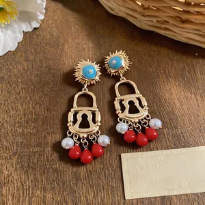Orecchini vintage a forma di lucchetto traforato con perle e gocce di perline rosse