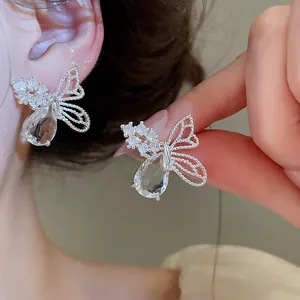 Élégantes boucles d'oreilles papillon en argent avec détails en zircon scintillant