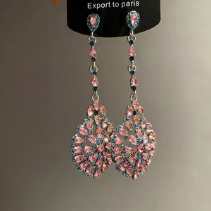 Orecchini pendenti vintage in argento con grappoli di strass rosa e blu decorati