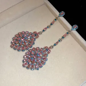 Orecchini vintage in argento con strass rosa e blu in una confezione di lusso.