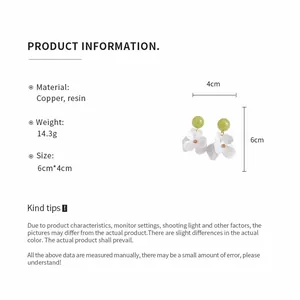 Detailed dimensions of white flower earrings with resin petals and copper base