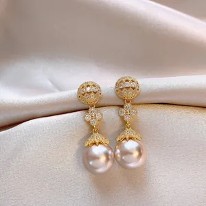 Detailansicht von 18 Karat vergoldeten Zirkon-Perlen-Ohrhängern im französischen Vintage-Stil.