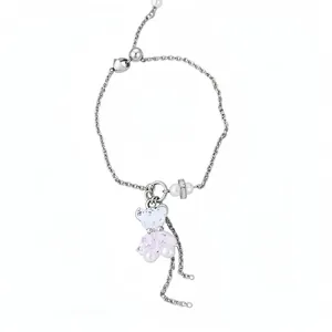 Elegante Halskette mit Kristallbärenanhänger, Silberkette und Kunstperlenakzenten