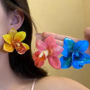 Eleganti orecchini a lobo a forma di orchidea in resina colorata per stile vacanza