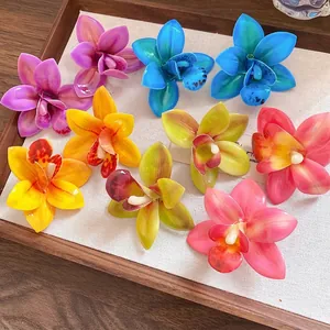Set di orecchini a lobo a forma di orchidea colorata per uno stile elegante da spiaggia