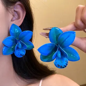 Orecchini a lobo a forma di orchidea blu, perfetti per un look rinfrescante da resort al mare