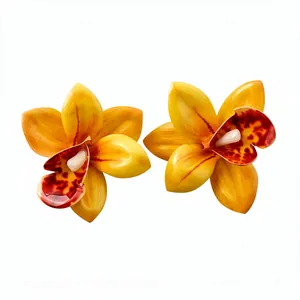 Eleganti orecchini a perno orchidea gialla fatti a mano in tessuto e resina estivi