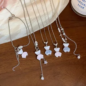 Detailansicht glitzernder Bären-Halsketten und Armband mit Zirkonia-Sternanhängern.