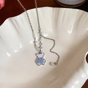 Detailansicht des Glasbären-Anhängers mit Zirkonsternen an einer zierlichen silbernen Kette