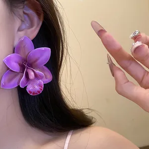 Vista dettagliata del grande orecchino a orchidea viola con trama realistica