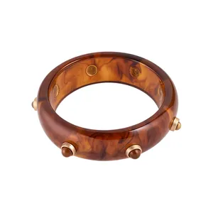 Bracelet jonc vintage en résine écaille de tortue avec détails cloutés dorés chic