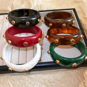 Collection de bracelets vintage en résine avec clous dorés en plusieurs couleurs chic