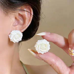 Eleganti orecchini a lobo a forma di rosa bianca con petali multistrato e placcatura 18K
