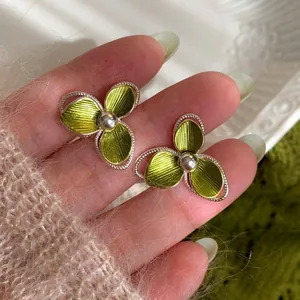 Vintage Wald-Stil Textur Blume Ohrstecker Legierung Tropföl Grün Silber Ohrringpfosten Süßes Nischen-Design Damen Schmuck