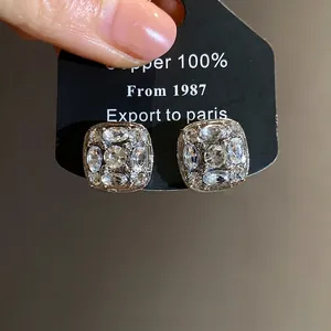 Orecchini a perno quadrati alla moda con strass scintillanti e aghi in argento