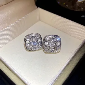 Eleganti orecchini a lobo quadrati in argento con cristalli scintillanti in un astuccio