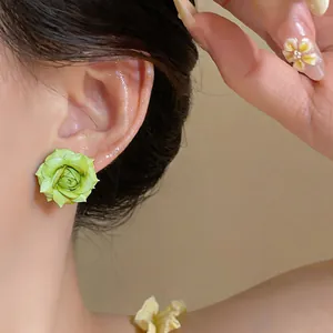 Eleganti orecchini a perno a fiore verde placcati oro 18K per donne dal design dolce