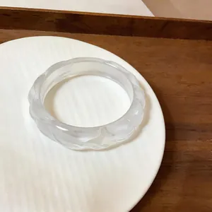 Primo piano dettagliato che mostra la trama satinata di un bracciale geometrico in acrilico.