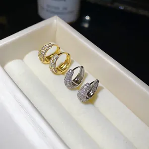 Paar 14K goud en zilver vergulde oorringen met pavé gezette zirkonia's