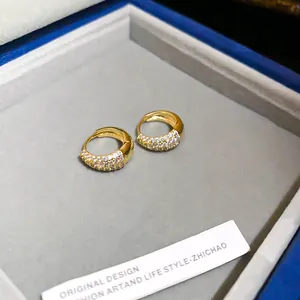 Luxe 14K vergulde oorringen met pavé zirkonia steentjes in een klassiek juwelendoosje
