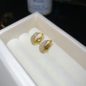 Detailweergave van 14K vergulde oorringen met sprankelende zirkonia