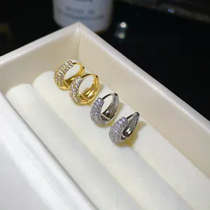 Detail van 14K vergulde oorringen met schitterende zirkoniasteentjes in een doos