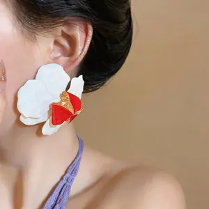 Übergroße Emaille-Blumenohrringe in Weiß und Rot für elegantes Styling und Design.