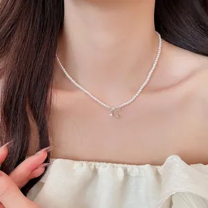 Halskette Mit Künstlichen Perlen Und Schleifenanhänger Im Koreanischen Stil Elegantes Mit Zirkonia Eingelegtes Legierungs-Choker-Modeschmuck Für Damen