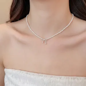 Elegante weiße Perlenhalskette im koreanischen Stil mit zierlichem Schleifenanhänger