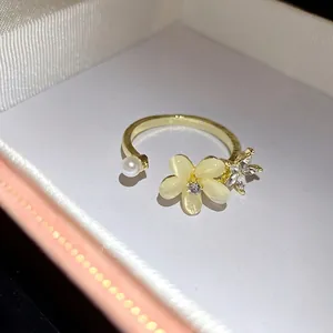 Elegante Anello Aperto a Fiore in Lega con Opale Intarsiato con Strass Placcato Oro Perla Artificiale Anello Regolabile Gioielli di Moda Regalo Donna