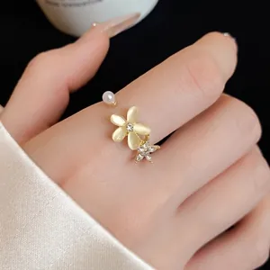 Elegante anello aperto regolabile con fiori in pietra occhio di gatto e strass brillanti