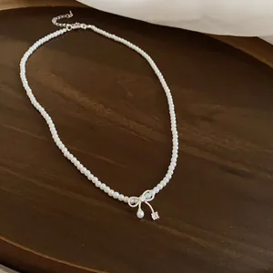 Elegante Perlenhalskette im koreanischen Stil mit filigranem Schleifenanhänger und Perle