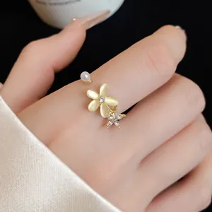 Dettaglio macro squisito di un anello a fiore in occhio di gatto con cristalli e perla