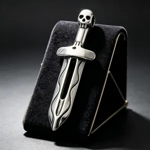 Detailansicht eines Wikinger Totenkopf Schwertanhängers aus robustem Edelstahl