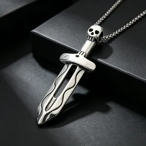 Detailansicht eines klassischen Wikinger-Dolch-Anhängers mit Totenkopf aus Edelstahl