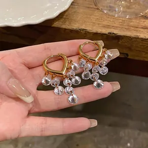 Elegante goldene Creolen mit vielen herabfallenden klaren facettierten Kristallperlen