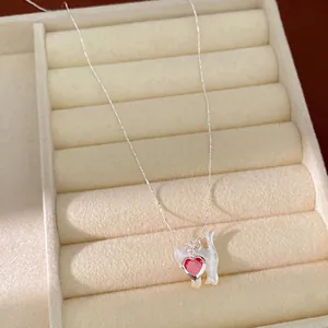 Elegante collana argentata con un ciondolo a forma di gatto in madreperla e cuore rosso