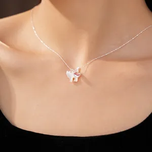 Elegante collana minimalista in argento con ciondolo gatto bianco e ciondolo cuore rosso