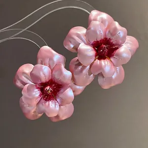 Französische Retro-Ohrstecker in Rosa, elegante Blumen mit Perlmutt-Metall-Finish