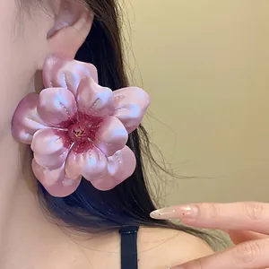 Elegante Ohrstecker im französischen Vintage-Stil mit rosa Metallblumen für Damen