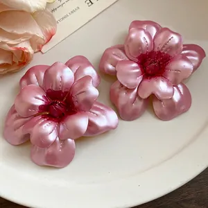 Elegante französische Vintage-Ohrstecker in Rosa mit edlem Metallic-Finish