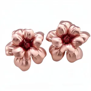 Elegante französische Retro-Ohrstecker aus roségoldenem Metall in Blumenform.