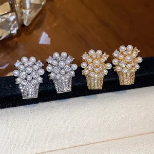 Eleganti orecchini a cesto di fiori placcati oro 18k con perle e brillanti zirconi