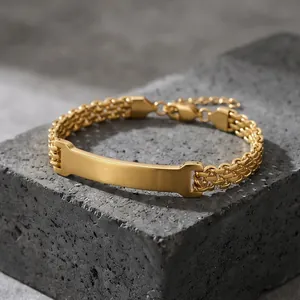 Detailansicht eines goldenen Gliederketten-Armbands mit gravierbarer Platte auf Stein