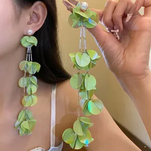 Eleganti orecchini lunghi a nappa verde con design a foglia vintage e perle lucide
