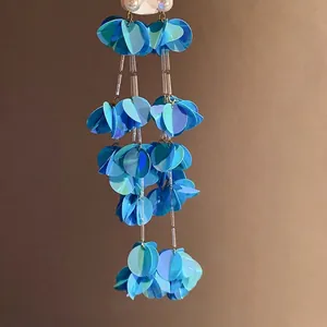 Eleganti orecchini a nappa tondi blu in conchiglia con perno a perla per le vacanze